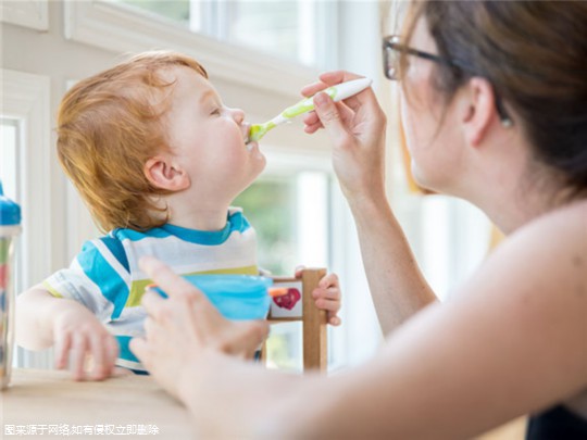 小孩子发烧反反复复怎么办，小儿清热宣肺贴膏发热可以用吗