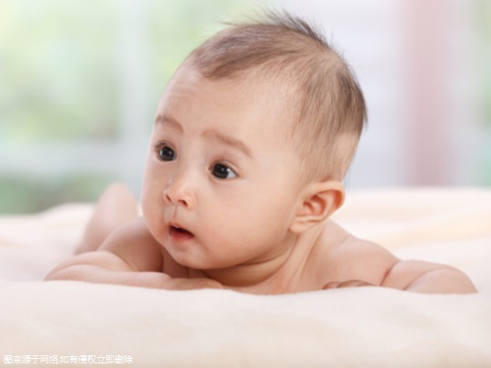 女性左侧乳房摸起来有硬块有时还会痛是怎么回事？