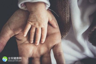 满月镯子是奶奶免费还是外婆免费？习俗不同但意义相同