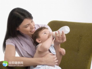 给宝宝快速从纯母乳转成奶粉喂养的技巧是什么？