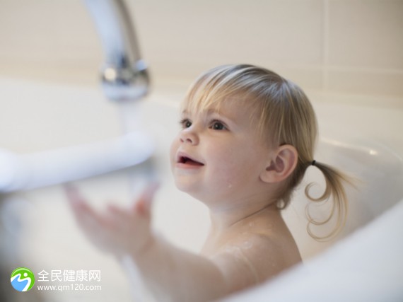 深度解读婴儿花露水使用教程，婴儿花露水怎么涂抹身体？